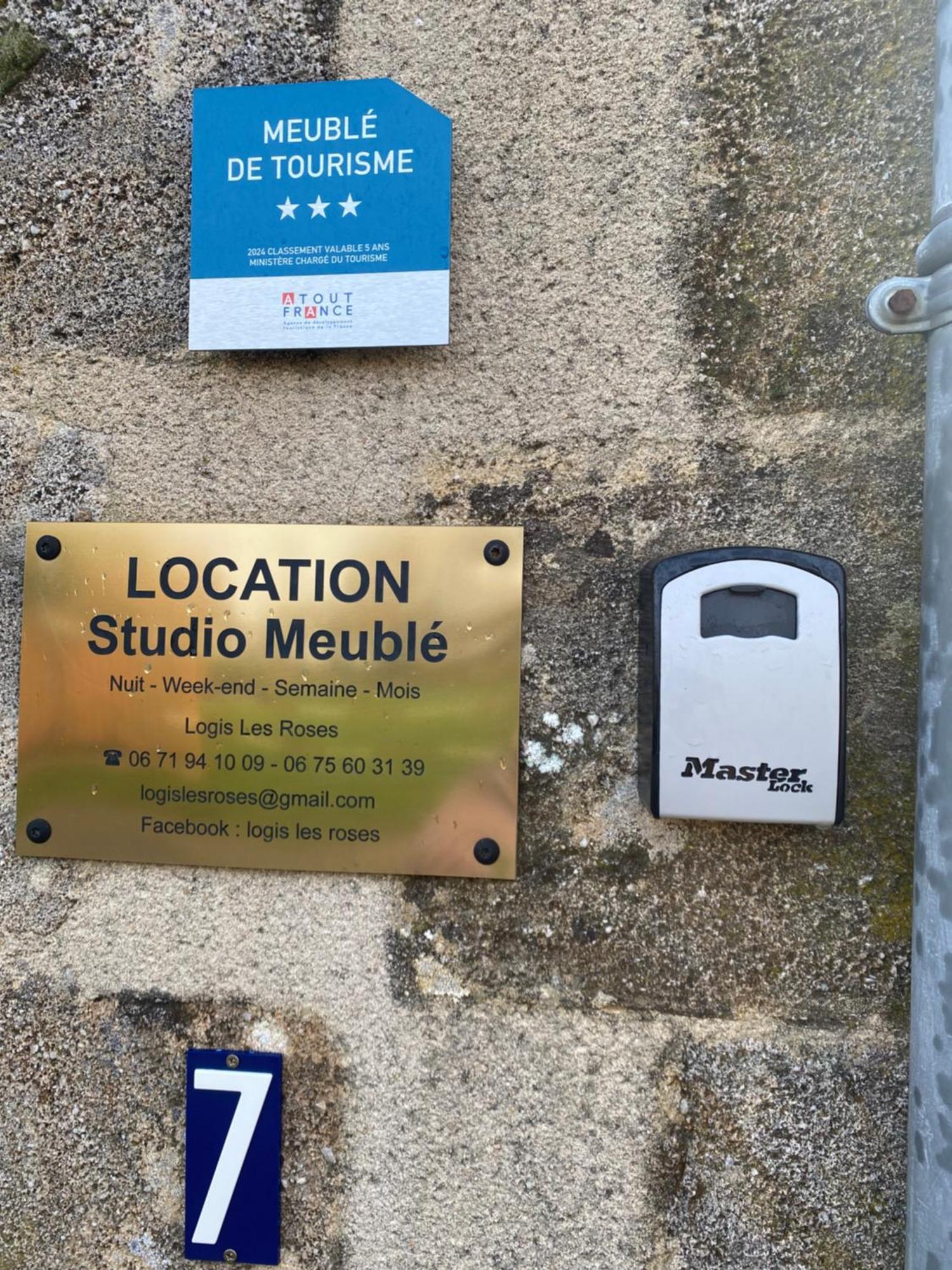 Studio Logis Les Roses Bourbon-lʼArchambault Exteriér fotografie